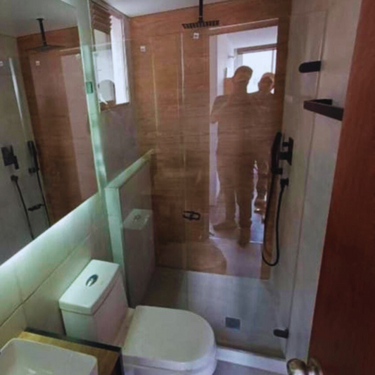 Divibaño batiente con accesorios negros